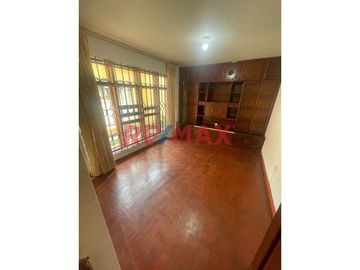 *🚨**Venta De Amplia Casa De 3 Pisos Con Vista A Parque En La Urbanización Las Quintanas*