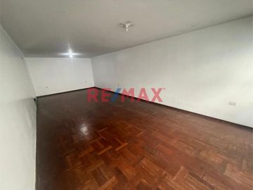 *🚨**Venta De Amplia Casa De 3 Pisos Con Vista A Parque En La Urbanización Las Quintanas*
