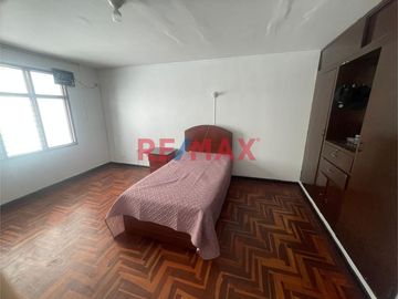 *🚨**Venta De Amplia Casa De 3 Pisos Con Vista A Parque En La Urbanización Las Quintanas*