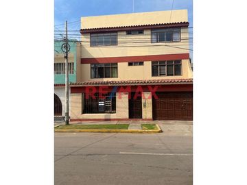 *🚨**Venta De Amplia Casa De 3 Pisos Con Vista A Parque En La Urbanización Las Quintanas*