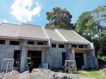 Rumah Proses Bangun Akses Jalan Depan 4 Meter Dekat Lapangan Denggung