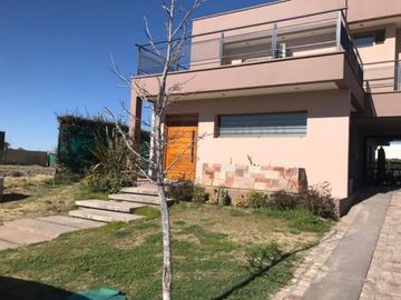 SE VENDE AMPLIA Y HERMOSA CASA EN EL MAS HERMOSO BARRIO PRIVADO DE SAN RAFAEL