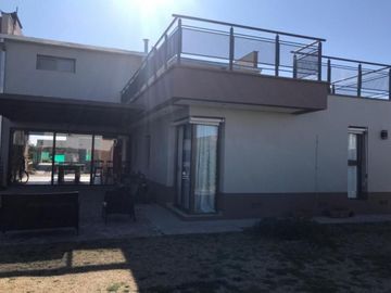 SE VENDE AMPLIA Y HERMOSA CASA EN EL MAS HERMOSO BARRIO PRIVADO DE SAN RAFAEL