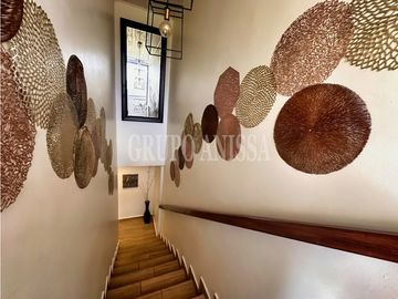 Se Vende Impresionante Casa con Vistas en Altos del Maria