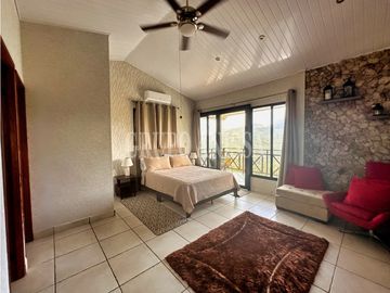 Se Vende Impresionante Casa con Vistas en Altos del Maria