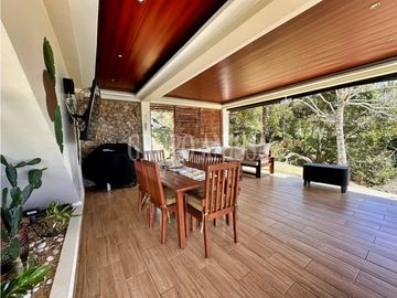 Se Vende Impresionante Casa con Vistas en Altos del Maria