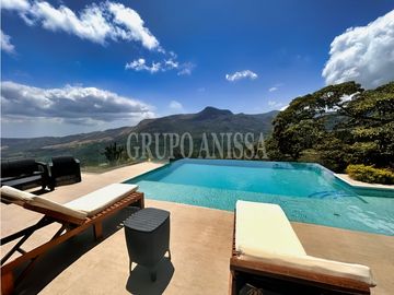 Se Vende Impresionante Casa con Vistas en Altos del Maria