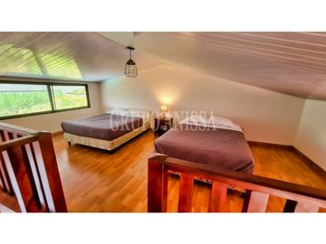 Se Vende Impresionante Casa con Vistas en Altos del Maria