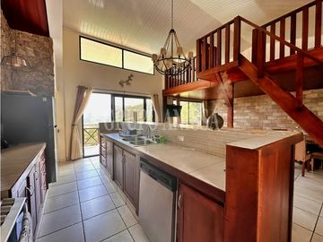 Se Vende Impresionante Casa con Vistas en Altos del Maria
