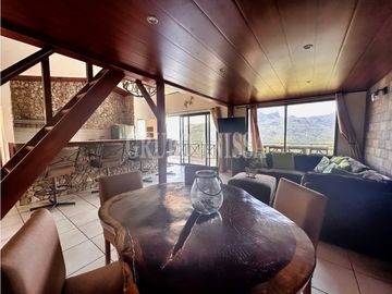 Se Vende Impresionante Casa con Vistas en Altos del Maria
