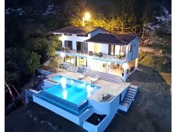 Se Vende Impresionante Casa con Vistas en Altos del Maria