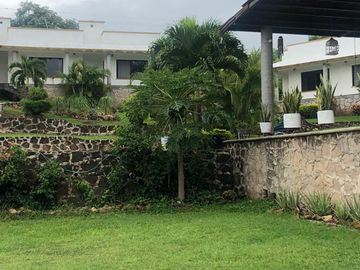 HERMOSA VILLA EN RENTA O  VENTA SOBRE CARRETERA CUERNAVACA-IGUALA