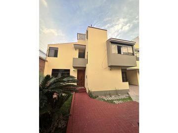 VENDO HERMOSA CASA EN URB. SAN JOSE DE CALIFORNIA - 3 PISOS