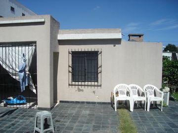 Amplia casa 4 amb. Moron Sur