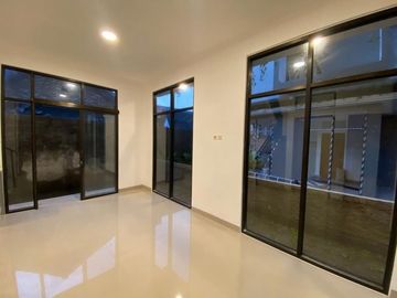 Dijual Rumah Siap Bangun Desain Tropis Minimalis Dalam Cluster