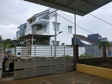 Cluster Perumahan Dua Lantai Tiga Kamar Banyak Penghuni SHM di Malang