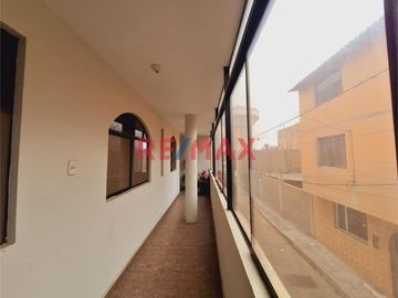 🌟 ¡OPORTUNIDAD ÚNICA EN VICTOR LARCO HERRERA, TRUJILLO! 🌟

🏡 Descubre este espacioso inmueble de 3 pisos ubicado en la prestigiosa dirección 📍 Vista