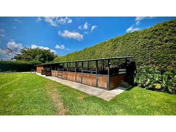 Venta Casa Campestre Luxury Llanogrande con Pesebreras USO COMERCIAL