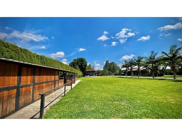 Venta Casa Campestre Luxury Llanogrande con Pesebreras USO COMERCIAL