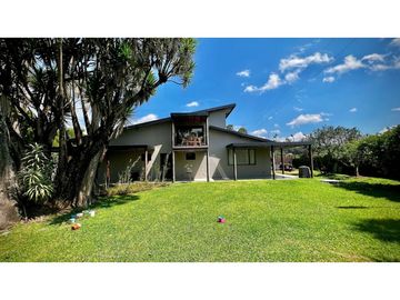 Venta Casa Campestre Luxury Llanogrande con Pesebreras USO COMERCIAL