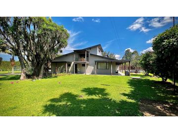 Venta Casa Campestre Luxury Llanogrande con Pesebreras USO COMERCIAL