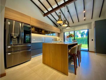 Venta Casa Campestre Luxury Llanogrande con Pesebreras USO COMERCIAL
