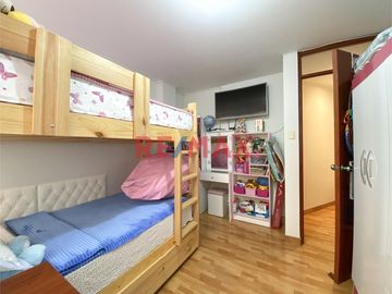 Esta increíble propiedad de 3 pisos y azotea, con proyección a 4 pisos, es una verdadera joya en la Urbanización Mercurio. Ubicada a una cuadra de Av.