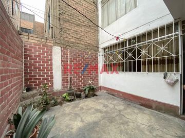 Esta increíble propiedad de 3 pisos y azotea, con proyección a 4 pisos, es una verdadera joya en la Urbanización Mercurio. Ubicada a una cuadra de Av.