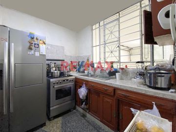 Esta increíble propiedad de 3 pisos y azotea, con proyección a 4 pisos, es una verdadera joya en la Urbanización Mercurio. Ubicada a una cuadra de Av.