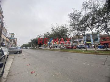 Esta increíble propiedad de 3 pisos y azotea, con proyección a 4 pisos, es una verdadera joya en la Urbanización Mercurio. Ubicada a una cuadra de Av.