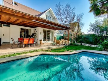 Linda y moderna casa en venta, excelente estado y ubicación privilegiada, en el corazón de Peñalolén