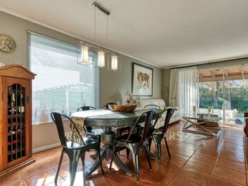 Linda y moderna casa en venta, excelente estado y ubicación privilegiada, en el corazón de Peñalolén
