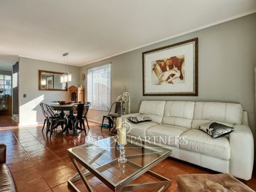 Linda y moderna casa en venta, excelente estado y ubicación privilegiada, en el corazón de Peñalolén