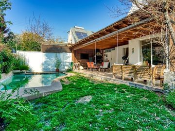 Linda y moderna casa en venta, excelente estado y ubicación privilegiada, en el corazón de Peñalolén