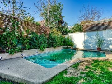 Linda y moderna casa en venta, excelente estado y ubicación privilegiada, en el corazón de Peñalolén