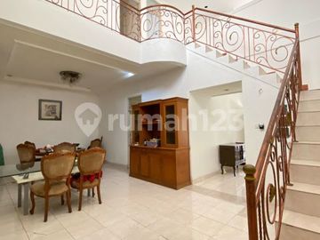 Rumah dengan Kos-Kosan di Cinere, Semi Furnished - Investasi Menjanjikan