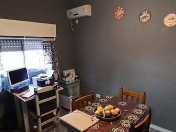 2 CASAS EN VENTA S/LOTE PROPIO P/2 FLIAS. LANUS O. ZONA CONSULTORIOS (ideal para uso profesional)