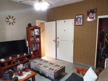 2 CASAS EN VENTA S/LOTE PROPIO P/2 FLIAS. LANUS O. ZONA CONSULTORIOS (ideal para uso profesional)