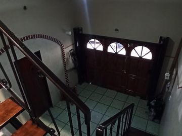 2 CASAS EN VENTA S/LOTE PROPIO P/2 FLIAS. LANUS O. ZONA CONSULTORIOS (ideal para uso profesional)