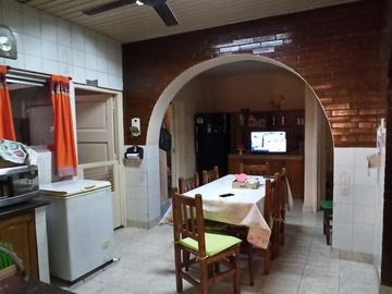 2 CASAS EN VENTA S/LOTE PROPIO P/2 FLIAS. LANUS O. ZONA CONSULTORIOS (ideal para uso profesional)