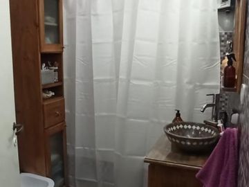 2 CASAS EN VENTA S/LOTE PROPIO P/2 FLIAS. LANUS O. ZONA CONSULTORIOS (ideal para uso profesional)