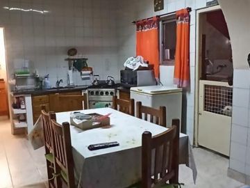2 CASAS EN VENTA S/LOTE PROPIO P/2 FLIAS. LANUS O. ZONA CONSULTORIOS (ideal para uso profesional)