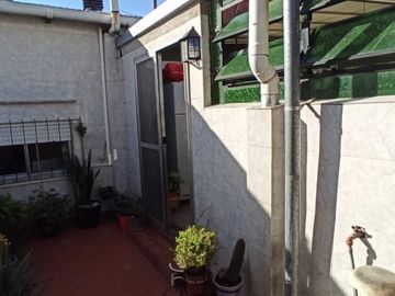 2 CASAS EN VENTA S/LOTE PROPIO P/2 FLIAS. LANUS O. ZONA CONSULTORIOS (ideal para uso profesional)