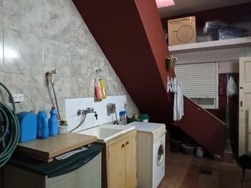 2 CASAS EN VENTA S/LOTE PROPIO P/2 FLIAS. LANUS O. ZONA CONSULTORIOS (ideal para uso profesional)