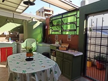 2 CASAS EN VENTA S/LOTE PROPIO P/2 FLIAS. LANUS O. ZONA CONSULTORIOS (ideal para uso profesional)