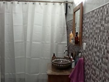 2 CASAS EN VENTA S/LOTE PROPIO P/2 FLIAS. LANUS O. ZONA CONSULTORIOS (ideal para uso profesional)