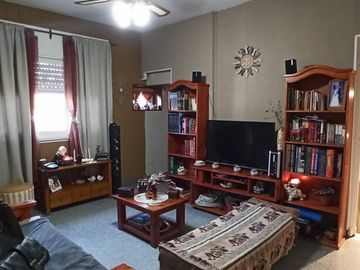 2 CASAS EN VENTA S/LOTE PROPIO P/2 FLIAS. LANUS O. ZONA CONSULTORIOS (ideal para uso profesional)