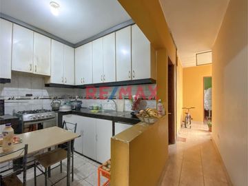 Se Vende Casa De 2 Pisos Cerca Al Mercado 3 Regiones