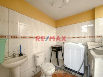 Se Vende Casa De 2 Pisos Cerca Al Mercado 3 Regiones