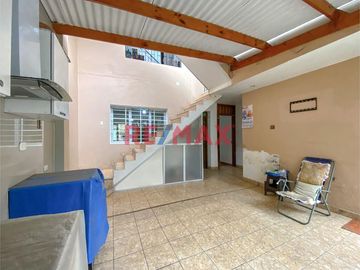 Se Vende Casa De 2 Pisos Cerca Al Mercado 3 Regiones